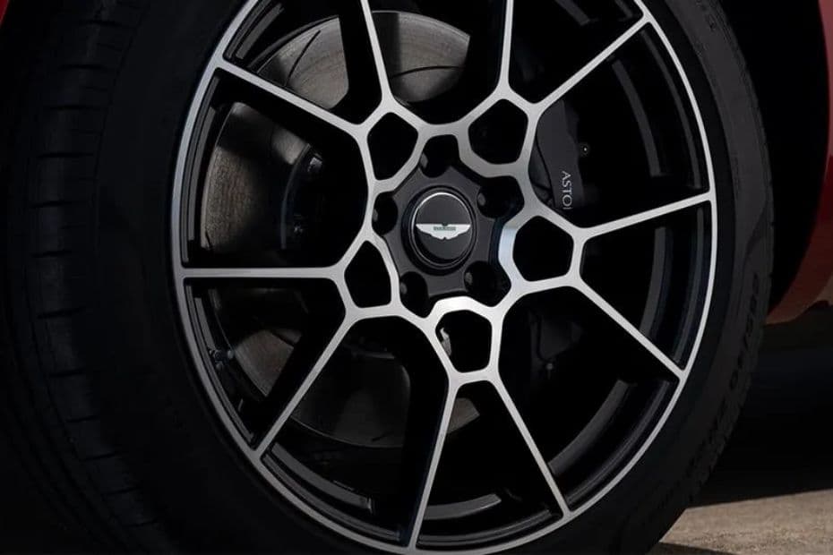 Aston Martin DBX wheel side 