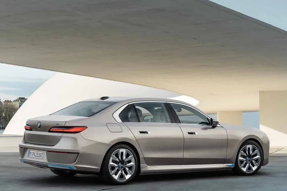 BMW 7 Series Right Side View