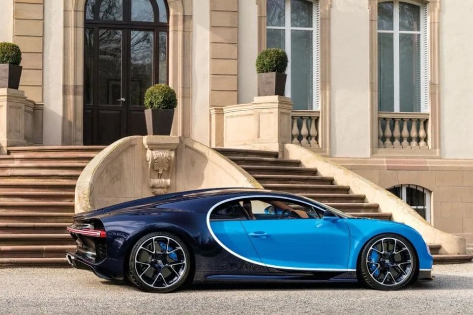 Bugatti Chiron Right Side View 