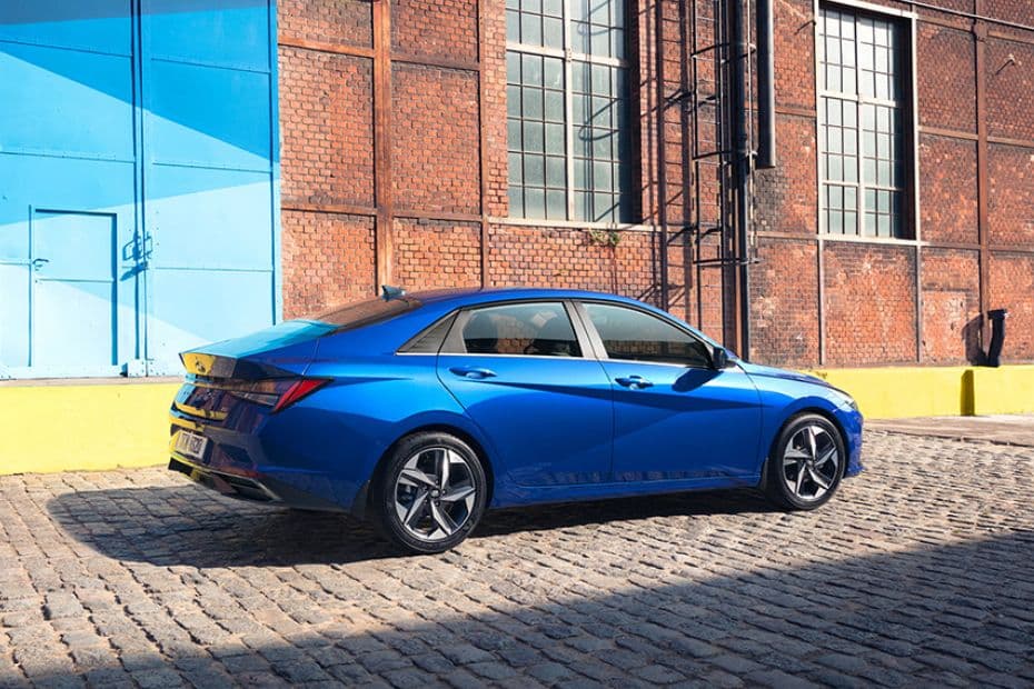Hyundai Elantra Right Side View