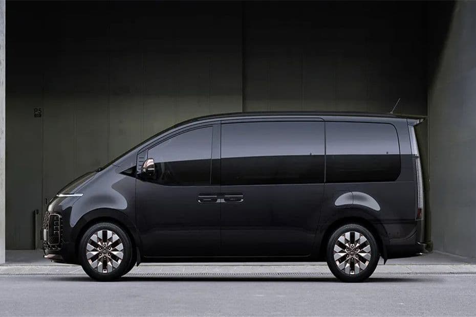 Hyundai Staria Middle View