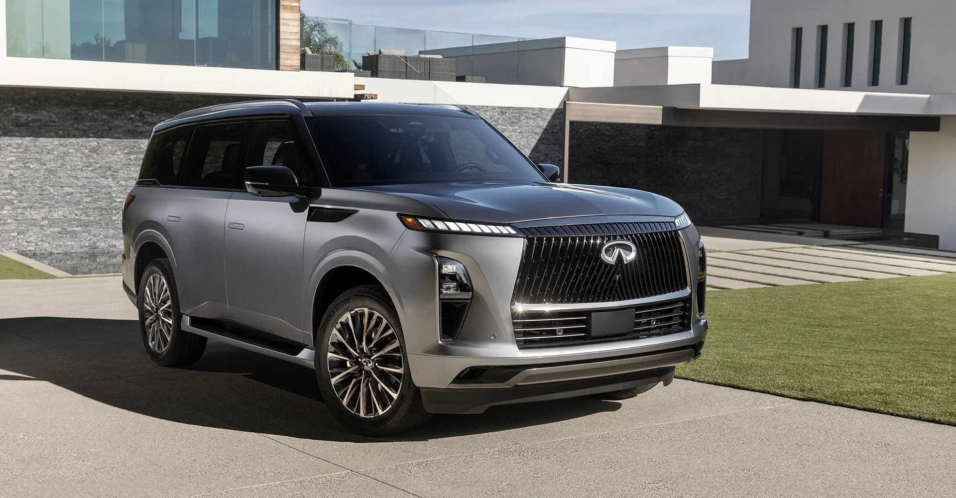 [2025] Infiniti QX80 Review: 3-Row Luxury SUV - Exterior, Interior Features, & Performance