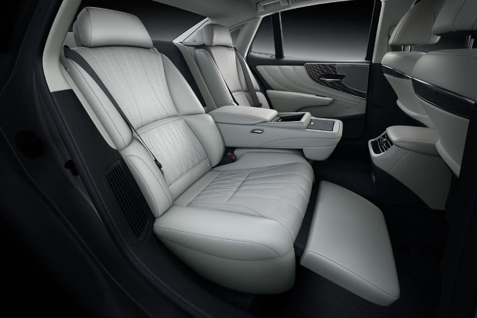 Lexus LS Rear Seat Side View