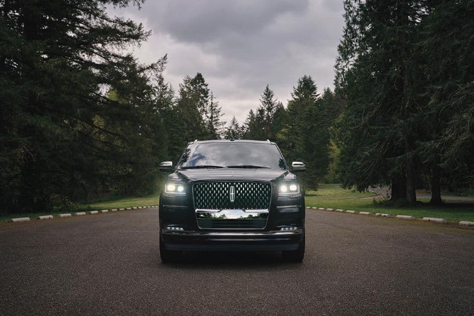Lincoln Navigator Front View