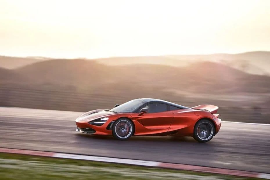  McLaren 720S Left Side view 