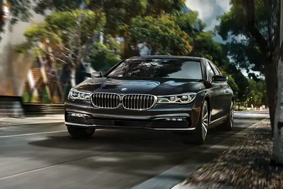 BMW 7 Series 2024 left Side Front View