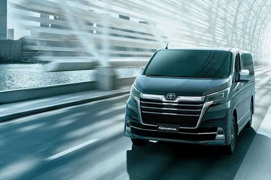 Toyota Granvia Front View