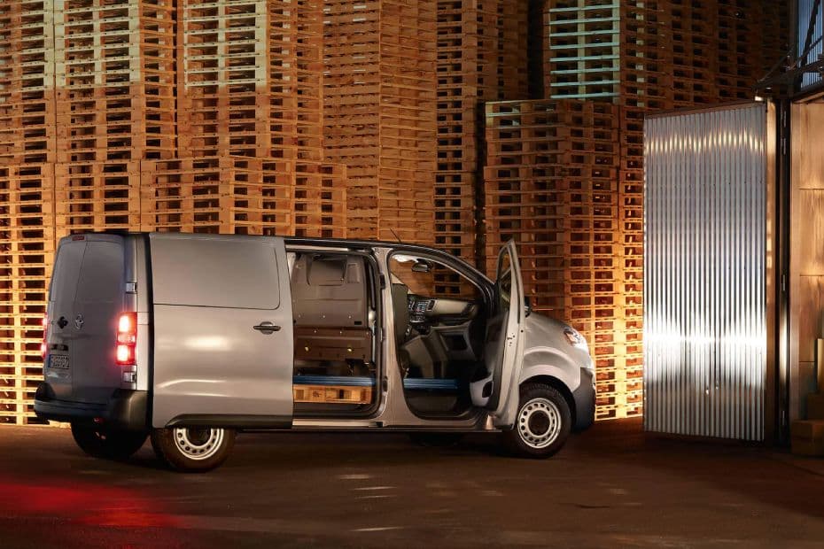 Opel Vivaro Right Side View