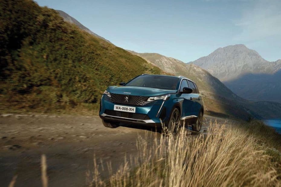 Peugeot 5008 Left Side Front View