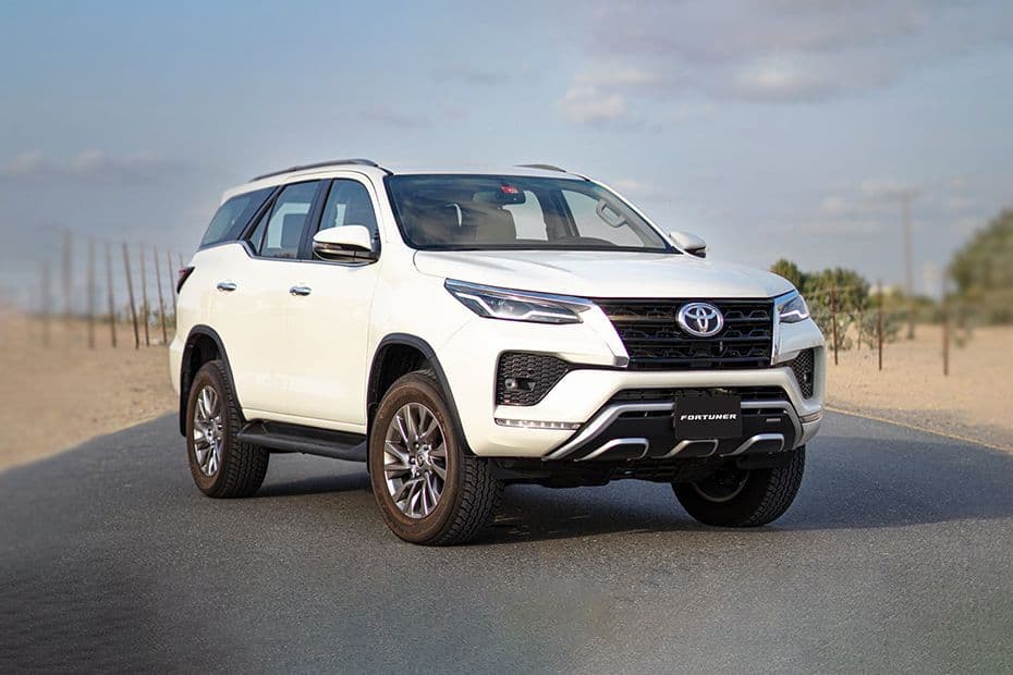 Toyota Fortuner Right Side View