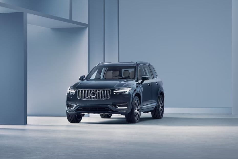 Volvo XC90 Left Side Front View