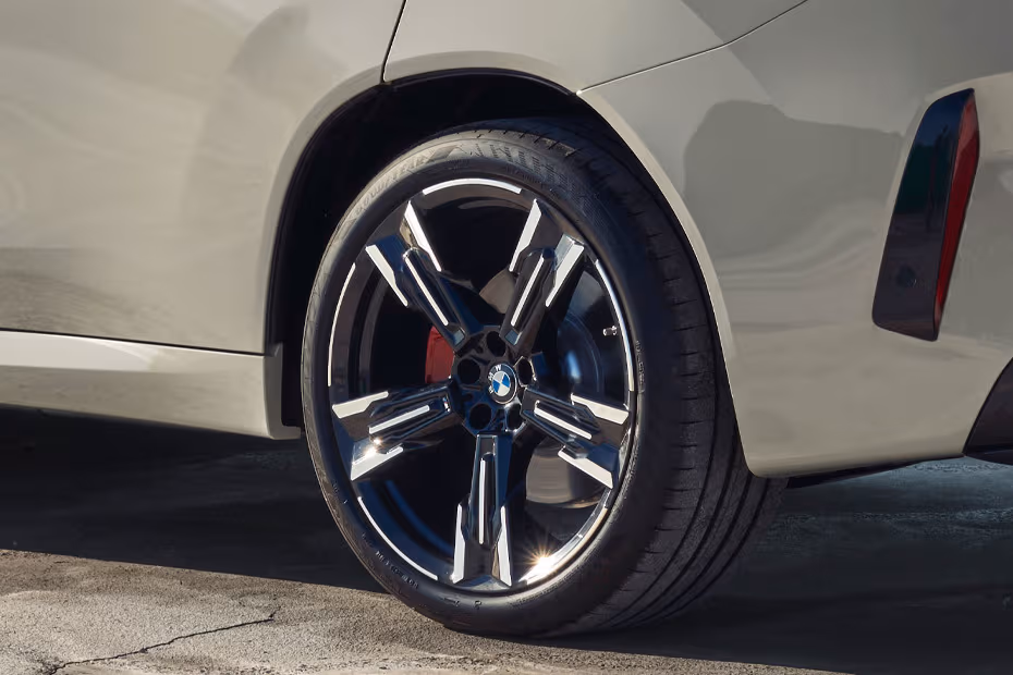 BMW X3 2026 SUV Rear fender with diamond-cut alloy wheels