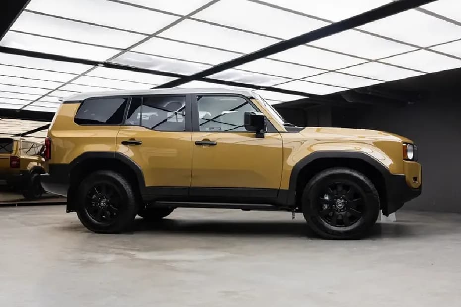 Toyota Land Cruiser Prado Right Side View