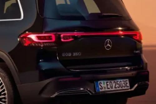 Width-emphasising rear design with LED light strip