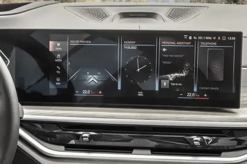 BMW X7 Stereo View