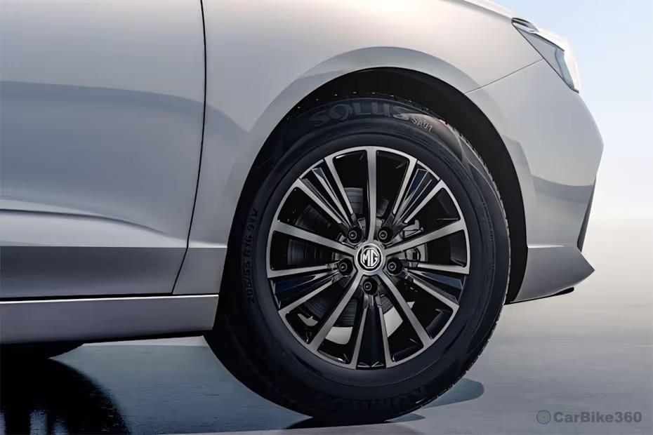MG 5 Sedan t alloy Wheels Close up
