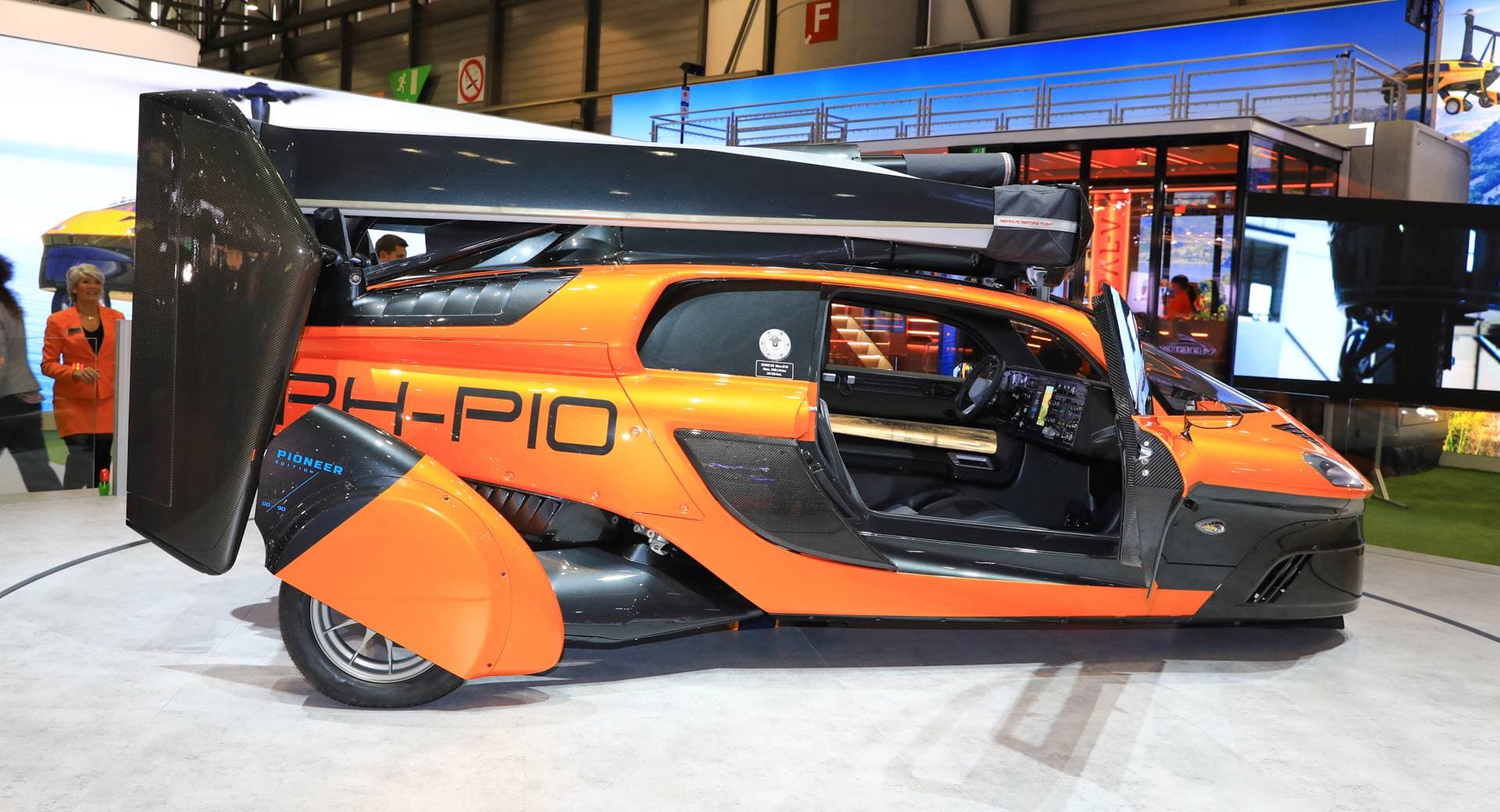 New Flying Car Revealed in the UAE That Can Fly Up to 500 km New Flying Car Revealed in the UAE That Can Fly Up to 500 km