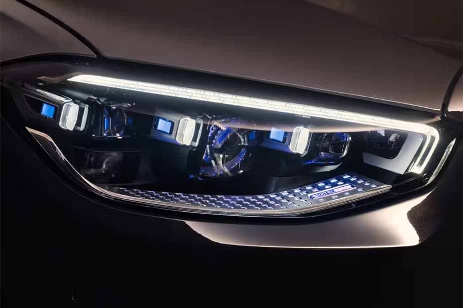 Mercedes-Benz S-Class Front Headlight View Mercedes-Benz S-Class Front Headlight View