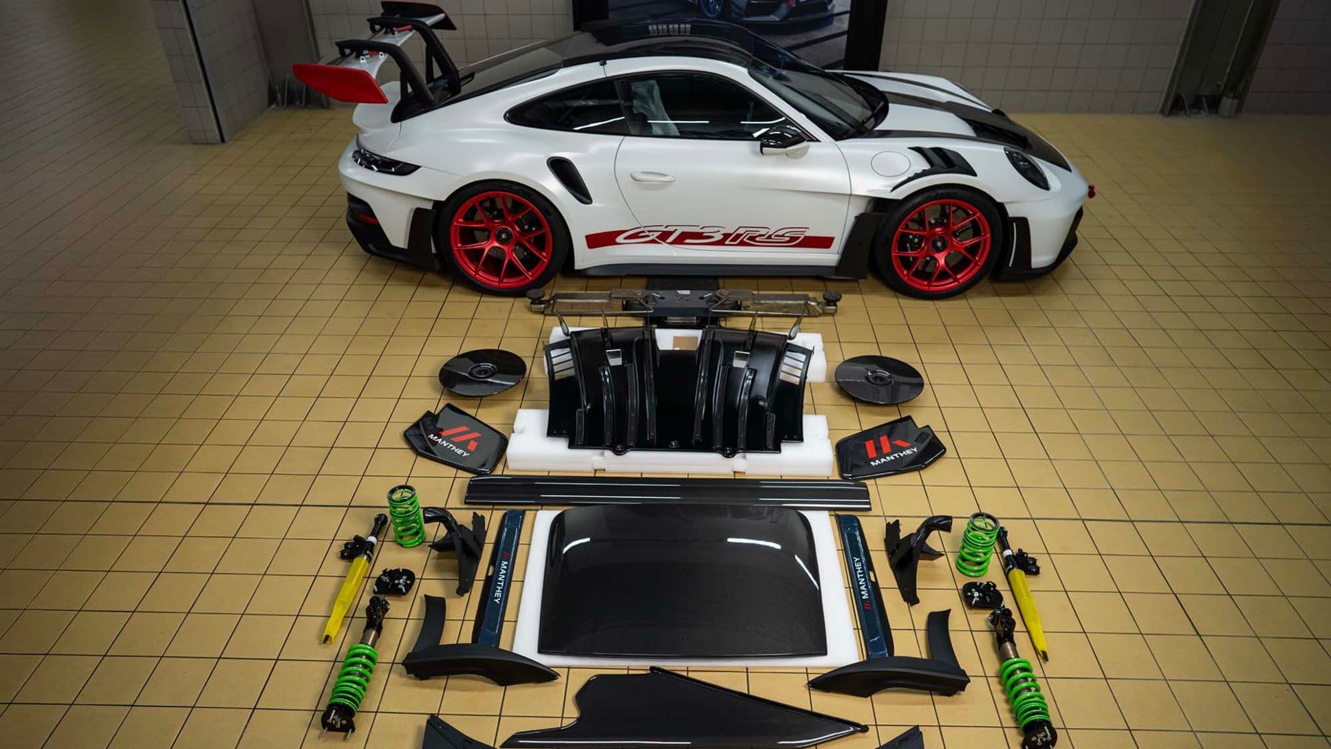 First in Region: Porsche Centre Abu Dhabi Equips 911 GT3 RS with Manthey Kit First in Region: Porsche Centre Abu Dhabi Equips 911 GT3 RS with Manthey Kit