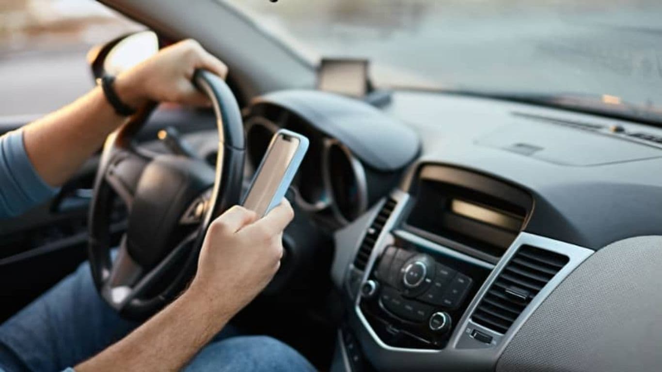 Sharjah Police Issue AED 800 Fine Warning for Distracted Driving: Stay Focused on the Road Sharjah Police Issue AED 800 Fine Warning for Distracted Driving: Stay Focused on the Road