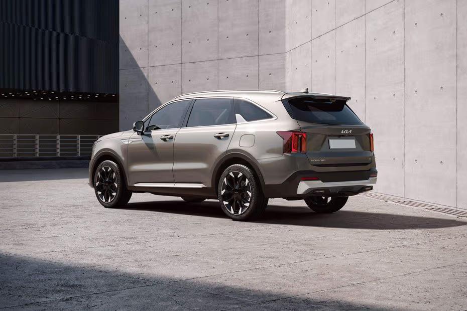 KIA Sorento 2026 Rear left side angle view showing taillights, tailgate and alloy wheels KIA Sorento 2026 Rear left side angle view showing taillights, tailgate and alloy wheels