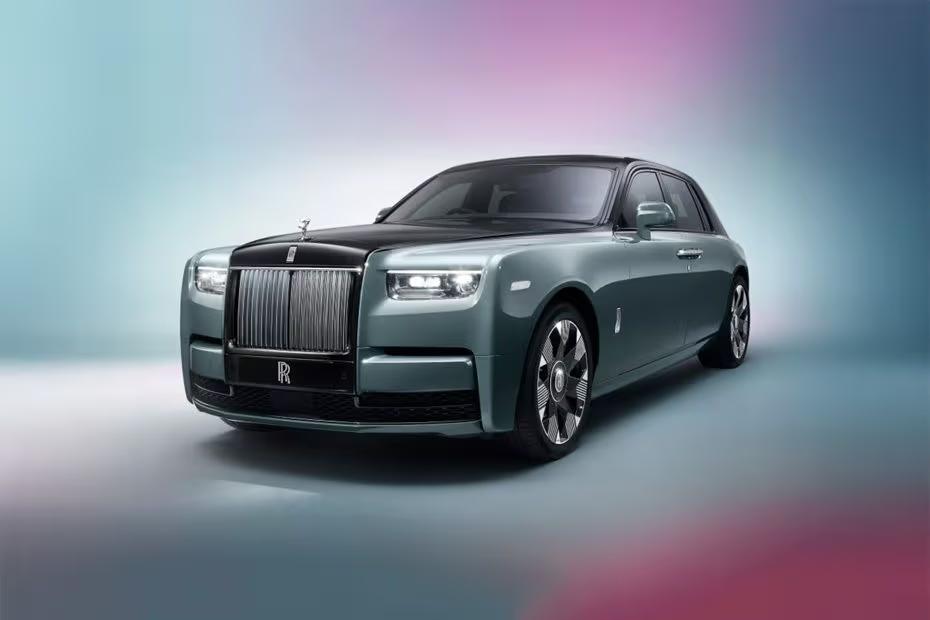Rolls Royce Phantom 2026 Front Left Side Angle View Showing Headlights, Grille and Alloy Wheels Rolls Royce Phantom 2026 Front Left Side Angle View Showing Headlights, Grille and Alloy Wheels