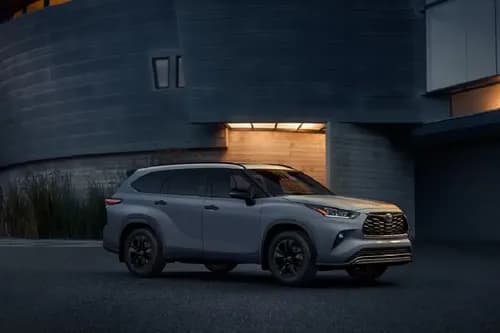 Toyota Highlander Hybrid 2024 Right Side View Toyota Highlander Hybrid 2024 Right Side View