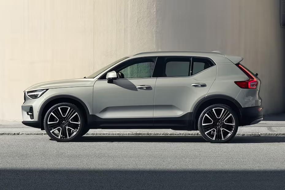 Volvo XC40 2026 left side profile with alloy wheels Volvo XC40 2026 left side profile with alloy wheels