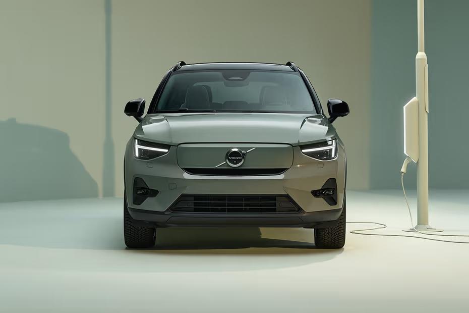 Volvo XC40 Recharge 2026 front view with LED headlights Volvo XC40 Recharge 2026 front view with LED headlights