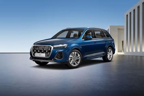 Audi Q7 2026 Sepang Blue SUV front left side angle view showing headlights Audi Q7 2026 Sepang Blue SUV front left side angle view showing headlights