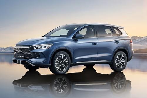 BYD Sealion 5 2026 SUV front right side angle view on city street BYD Sealion 5 2026 SUV front right side angle view on city street