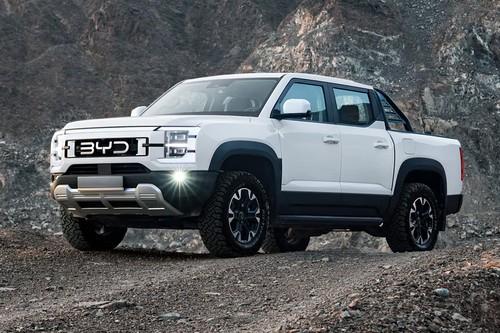 BYD Shark 6 2026 Pickup Truck front right side angle view on city street BYD Shark 6 2026 Pickup Truck front right side angle view on city street