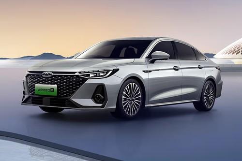 Chery Arrizo 8 Hybrid 2026 front right side angle view on city street Chery Arrizo 8 Hybrid 2026 front right side angle view on city street