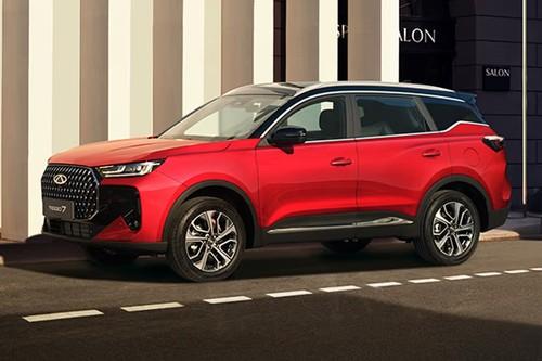 Chery Tiggo 7 2026 Red SUV front right side angle view on city street Chery Tiggo 7 2026 Red SUV front right side angle view on city street