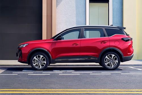 Chery Tiggo 7 2026 Red SUV left side profile with alloy wheels Chery Tiggo 7 2026 Red SUV left side profile with alloy wheels