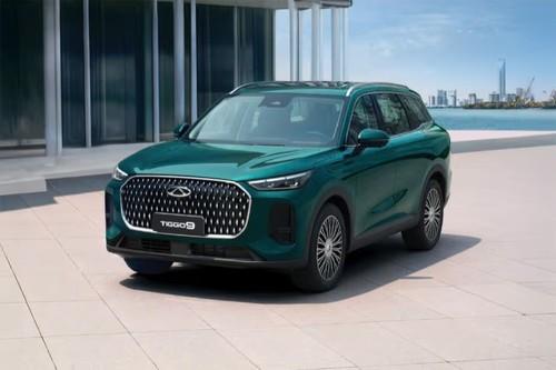 Chery Tiggo 9 2026 Aurora Green SUV front right side angle view on city street Chery Tiggo 9 2026 Aurora Green SUV front right side angle view on city street