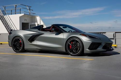 Chevrolet Corvette 2026 Coupe front right side angle view on city street Chevrolet Corvette 2026 Coupe front right side angle view on city street