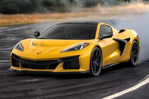 Chevrolet CORVETTE ZR1 2026 Competition Yellow Jacket Tint Metallic Coupe front right side angle view on city street Chevrolet CORVETTE ZR1 2026 Competition Yellow Jacket Tint Metallic Coupe front right side angle view on city street