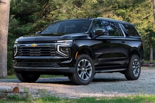 Chevrolet Suburban 2026 SUV front right side angle view on city street Chevrolet Suburban 2026 SUV front right side angle view on city street