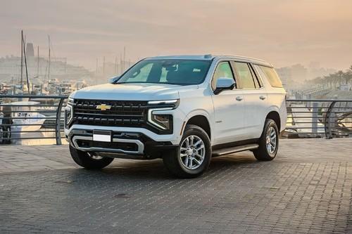 Chevrolet Tahoe 2026 SUV front right side angle view on city street Chevrolet Tahoe 2026 SUV front right side angle view on city street