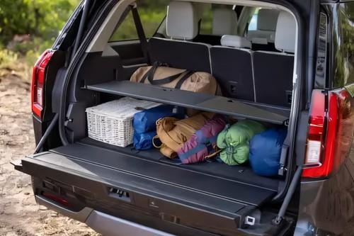 Ford Expedition 2026 SUV Tailgate Closed View with Connected LED Taillamps Ford Expedition 2026 SUV Tailgate Closed View with Connected LED Taillamps