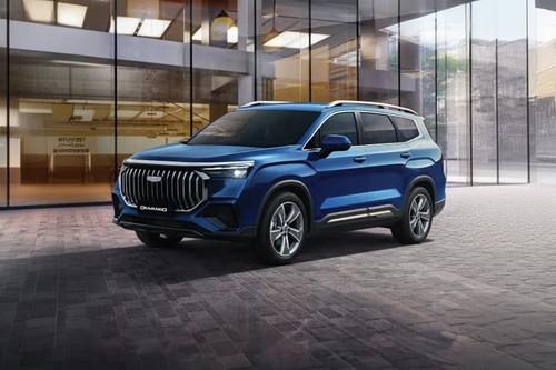 Geely Okavango 2026 SUV Front Left Side Angle View on City Street Geely Okavango 2026 SUV Front Left Side Angle View on City Street