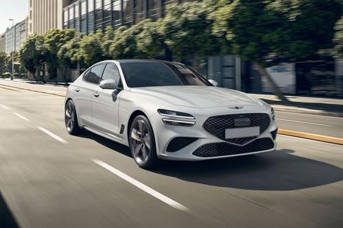 Genesis G70 SB Uyuni White Luxury front right side angle view on city street Genesis G70 SB Uyuni White Luxury front right side angle view on city street