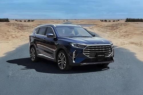 Jetour X70 Plus 2026 Front Left Side Angle View Showing Headlights, Front Grille and Alloy Wheels Jetour X70 Plus 2026 Front Left Side Angle View Showing Headlights, Front Grille and Alloy Wheels