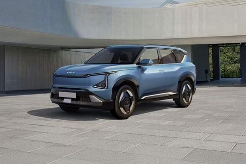Kia EV5 2026 SUV Front Right Side Angle View on City Street Kia EV5 2026 SUV Front Right Side Angle View on City Street