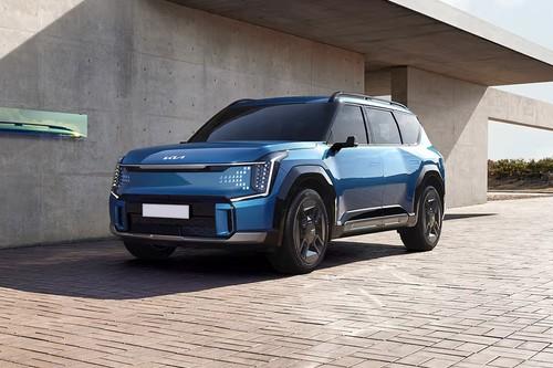 Kia EV9 2026 SUV Front Right Side Angle View on City Street Kia EV9 2026 SUV Front Right Side Angle View on City Street