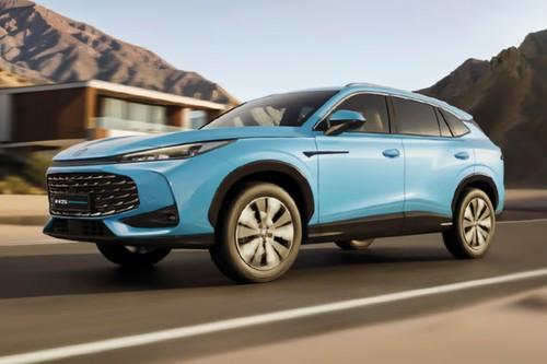 MG HS Hybrid 2025 SUV Front Right Side Angle View On City Street MG HS Hybrid 2025 SUV Front Right Side Angle View On City Street