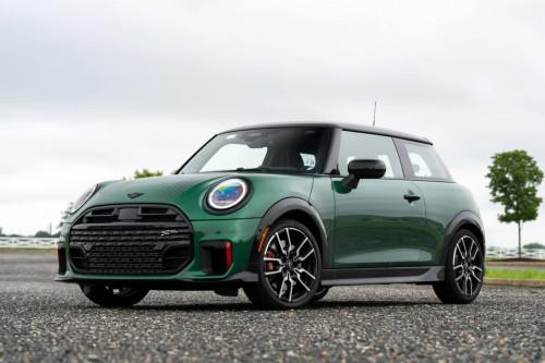 Mini 1965 Victroy Edition SUV Front Right Side Angle View Mini 1965 Victroy Edition SUV Front Right Side Angle View