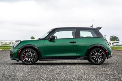 Mini 1965 Victroy Edition SUV Left Side Profile with Alloy Wheels Mini 1965 Victroy Edition SUV Left Side Profile with Alloy Wheels
