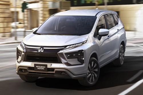 Mitsubishi Xpander 2026 MVP Front left side angle view on city street Mitsubishi Xpander 2026 MVP Front left side angle view on city street